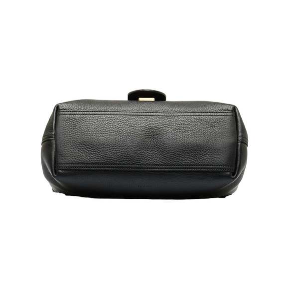 GUCCI Women's Leather Shoulder Bag with GG Marmont Design in Black - Picture 4 of 9